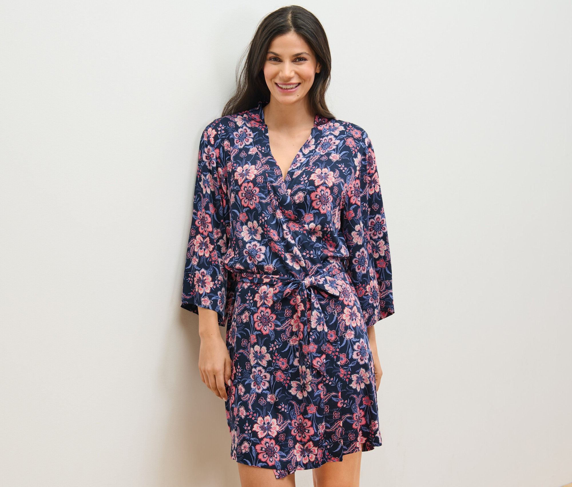 Frau trägt einen Web-Morgenmantel mit Blumenmuster.