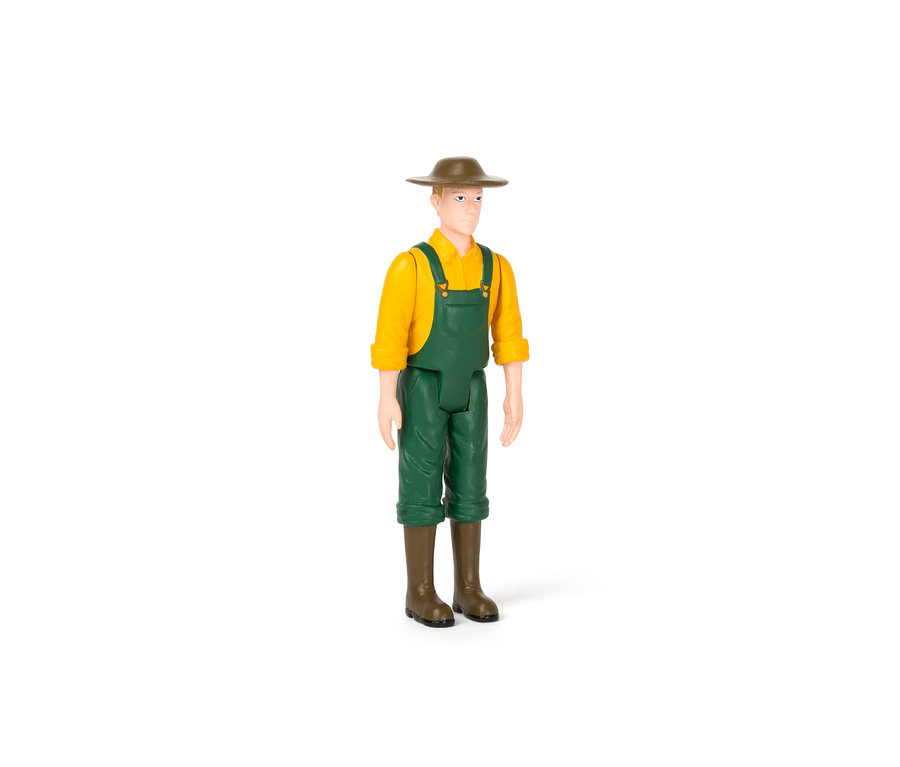 Figur eines Bauern in gelbem Hemd, grüner Hose und braunem Hut von small foot Bauernhof »Woodfriends«.