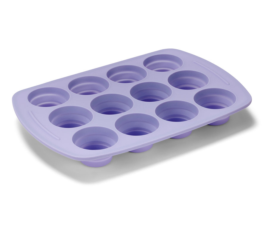 Lila faltbares Silikon-Muffinblech mit zwölf Mulden.