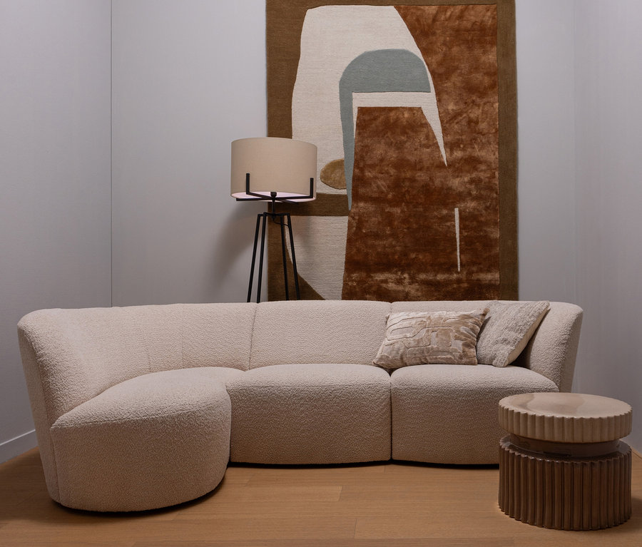 Wohnzimmer mit beigem Ecksofa, braunem Teppich an der Wand und braunem Woood Beistelltisch »Geer«.