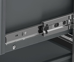 Detailansicht eines grauen CN3 Metallmöbels mit Schublade und Metallschienen.