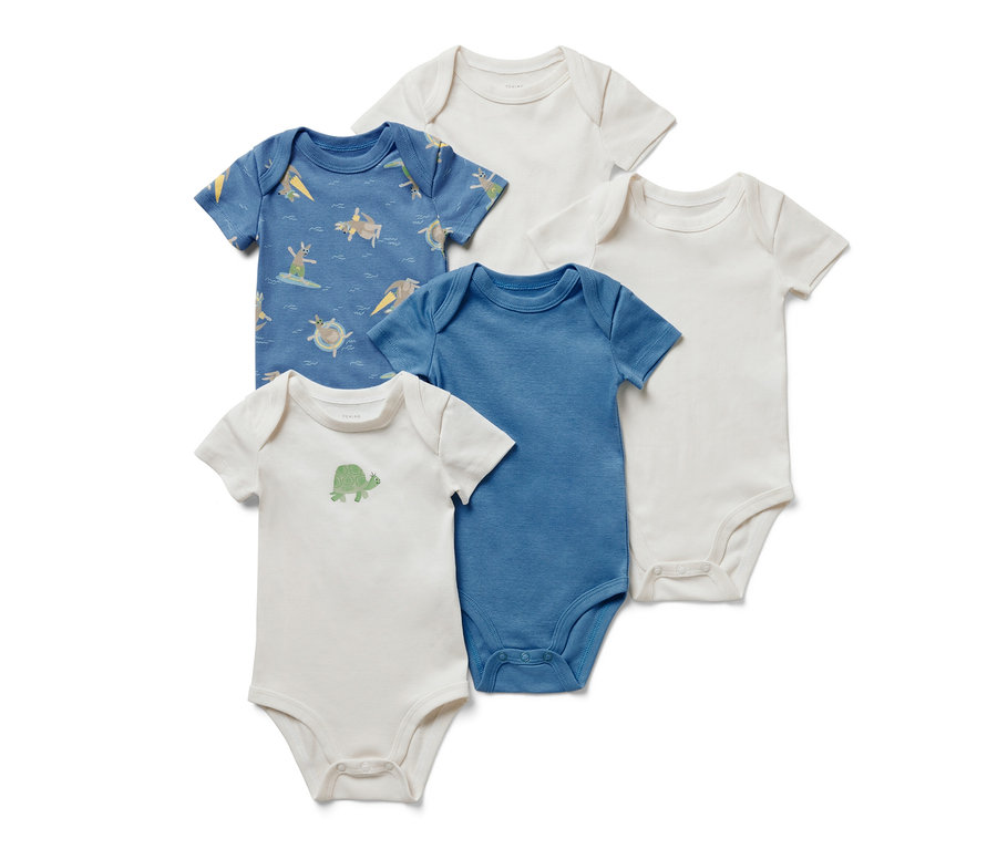 Fünf Baby-Kurzarmbodys: Ein blaues mit Muster, ein blaues, ein weißes mit Schildkröte und zwei weiße.