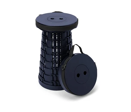Ein zusammengeklappter und ein auseinandergezogener Teleskop-Camping-Hocker nebeneinander.