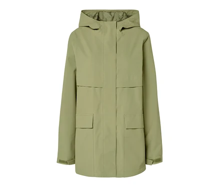 Grüne Regenjacke mit Kapuze.