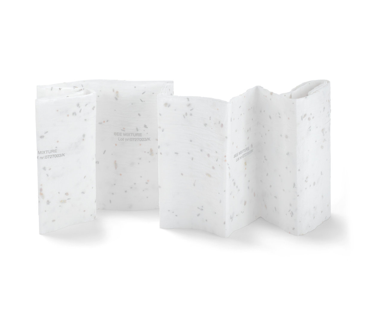 Zwei aufgefaltete Saatteppiche »Bienenwiese« auf weißem Hintergrund.