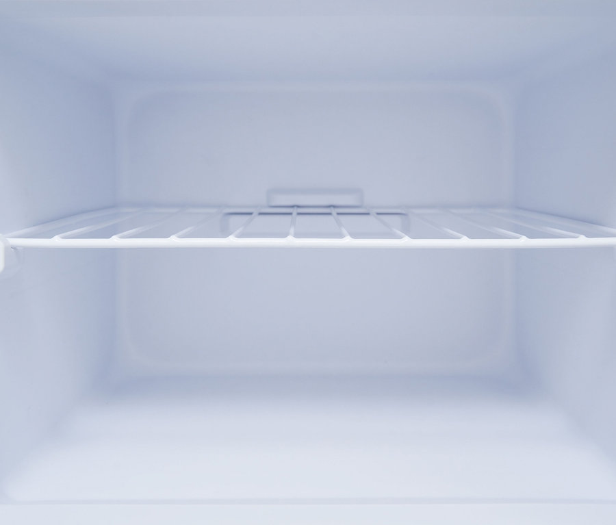 Innenansicht eines leeren Kühlschranks mit einem weißen Drahtregal. Respekta Kühl-Gefrierkombination »KS144VC«, Vintage Cream.