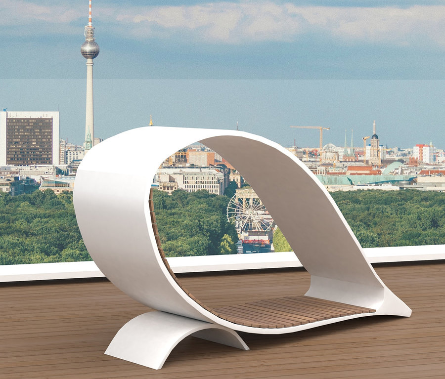 Eine weiße Wings for Living Liege »Ibiza« auf einer Holzterrasse mit Blick auf die Stadt.