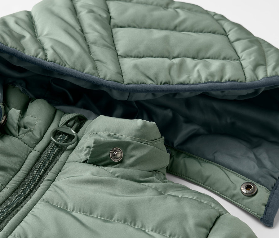 Detailansicht einer grünen Kinder-Steppjacke.