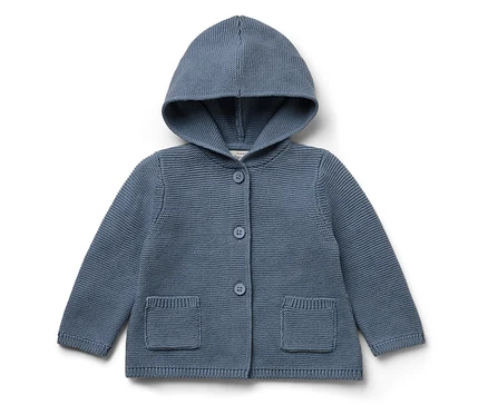 Eine blaue Strickjacke mit Kapuze und Knöpfen.