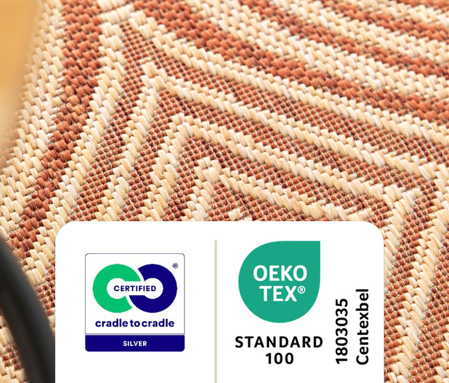 Nahaufnahme eines beigen Teppichs mit einem braunen Zickzackmuster. Im Vordergrund befinden sich die Zertifizierungen Cradle to Cradle Silver und Oeko-Tex Standard 100.