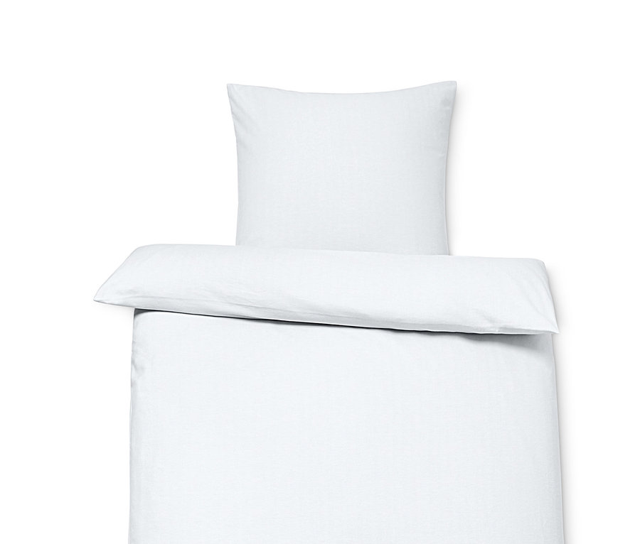 Weiße Premium-Edelflanell-Bettwäsche auf einem Bett mit zwei Kissen.