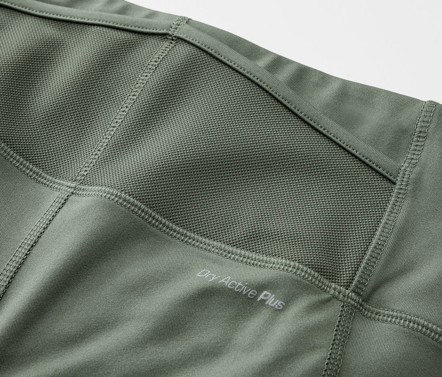 Detail einer khaki-farbenen Fahrradhose mit der Aufschrift Dry Active Plus.