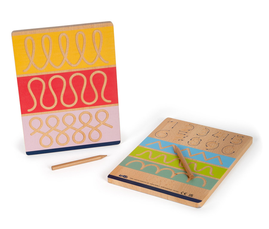 Zwei Holztafeln mit eingeritzten Mustern und Zahlen, mit einem Holzstift auf einer davon, inklusive small foot Schreibtafel »Educate«.