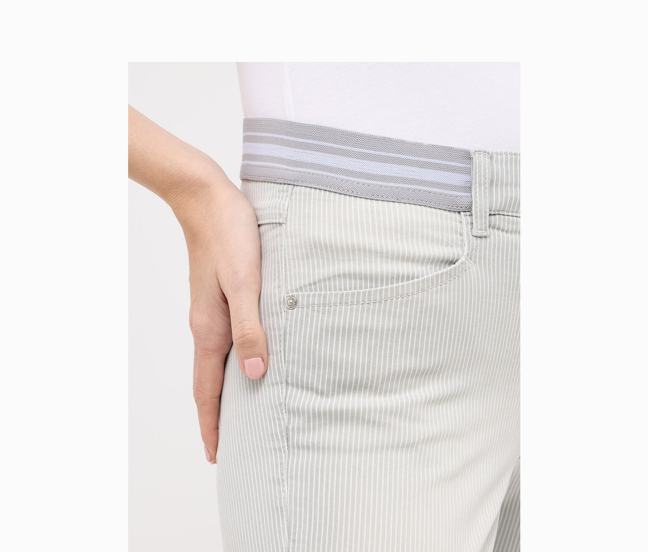Nahaufnahme einer Frau, die eine graue Angels Jeans »Ornella Sporty« Slim Fit 7/8 trägt.