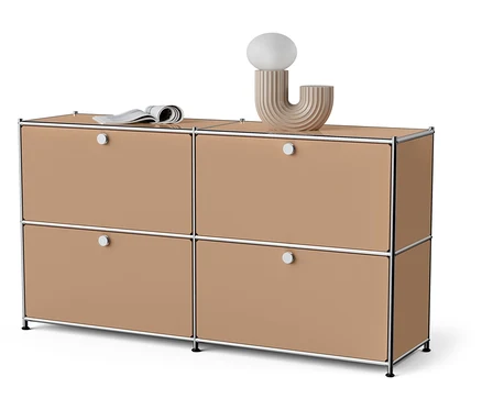 Ein vierteiliger Schrank mit beigen Türen, auf dem eine Zeitung und eine Lampe liegen.