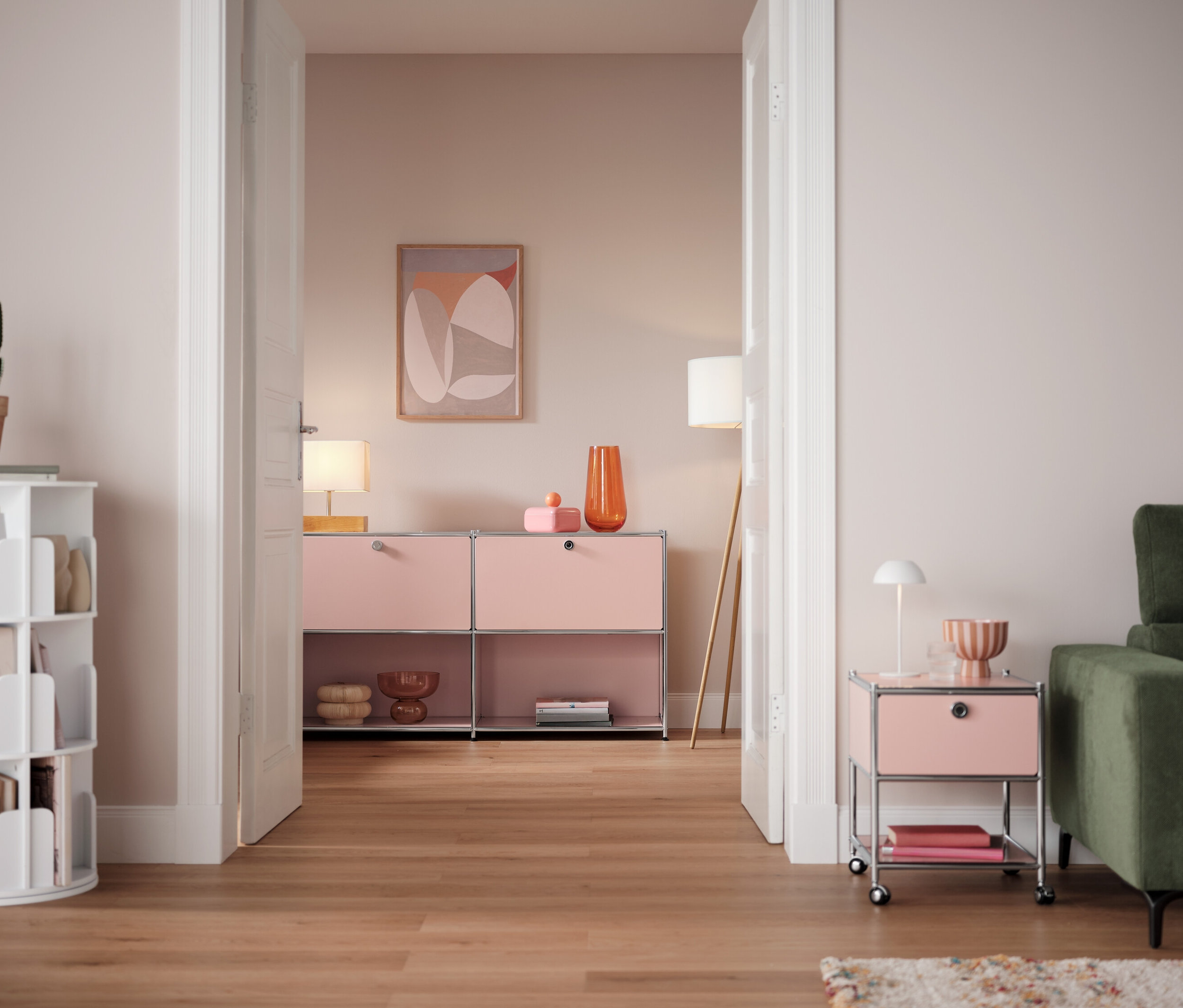 Weißes drehbares Bücherregal im Wohnzimmer.