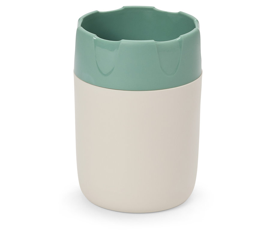 Ein zweifarbiger Becher, hellbeige und hellgrün.