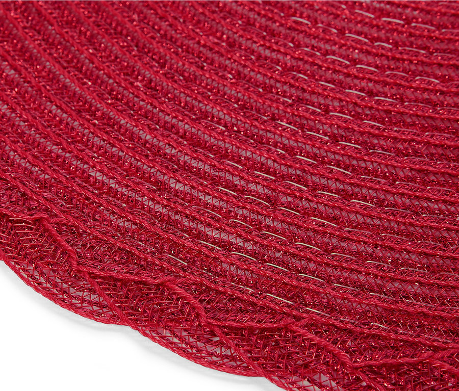 Detailaufnahme eines runden, roten Tischsets aus geflochtenem Netz.