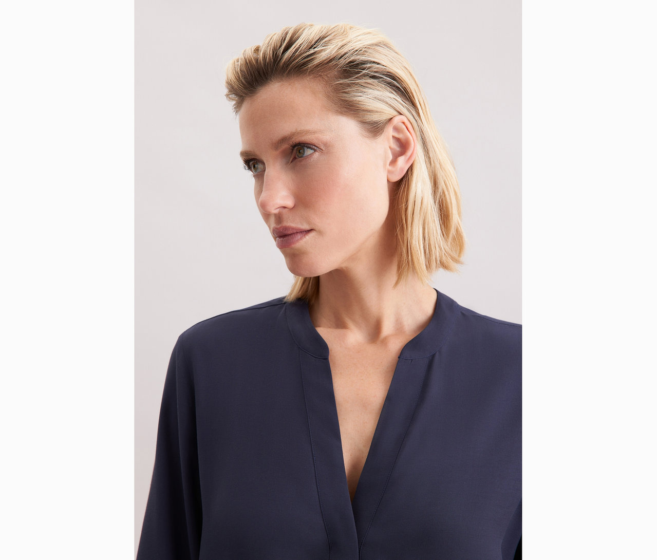 Frau trägt eine marineblaue Seidensticker Tunika aus Viskose.