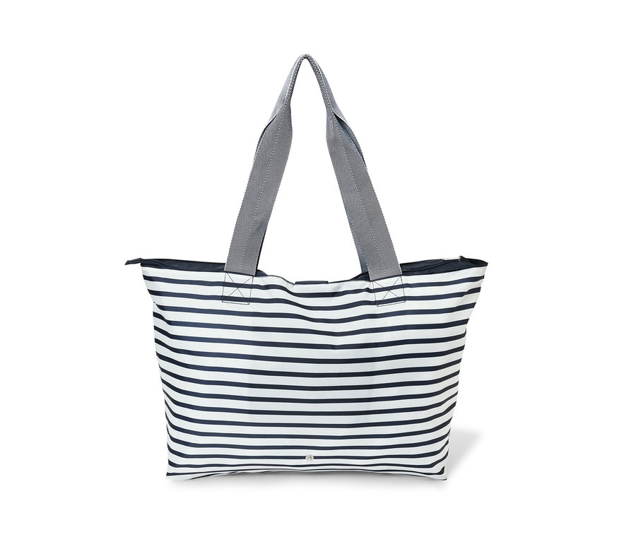 Eine faltbare Strandtasche mit blau-weißen Streifen und grauen Griffen.