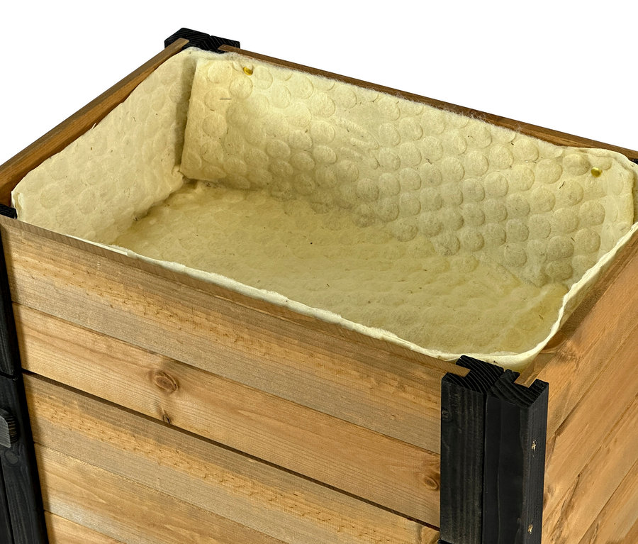 Detailansicht eines Dobar Hochbeets, L, mit braunen Holzbrettern und schwarzen Eckstützen, ausgekleidet mit hellem Stoff.