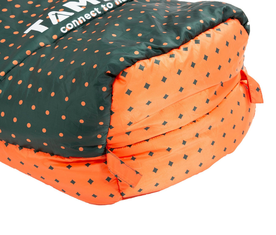 Nahaufnahme des Tambu Mumienschlafsacks »KARA 1600« mit dunkelgrüner Oberseite und orangefarbener Unterseite, beide mit geometrischen Mustern.