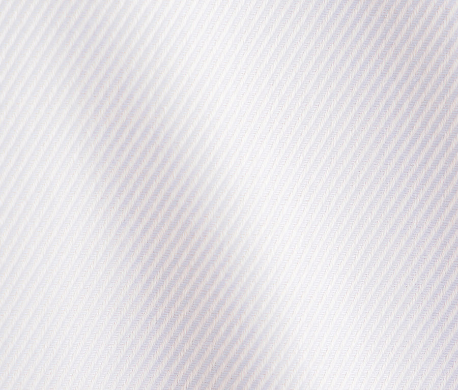 Detailaufnahme einer hellblauen Seidensticker Twillbluse.