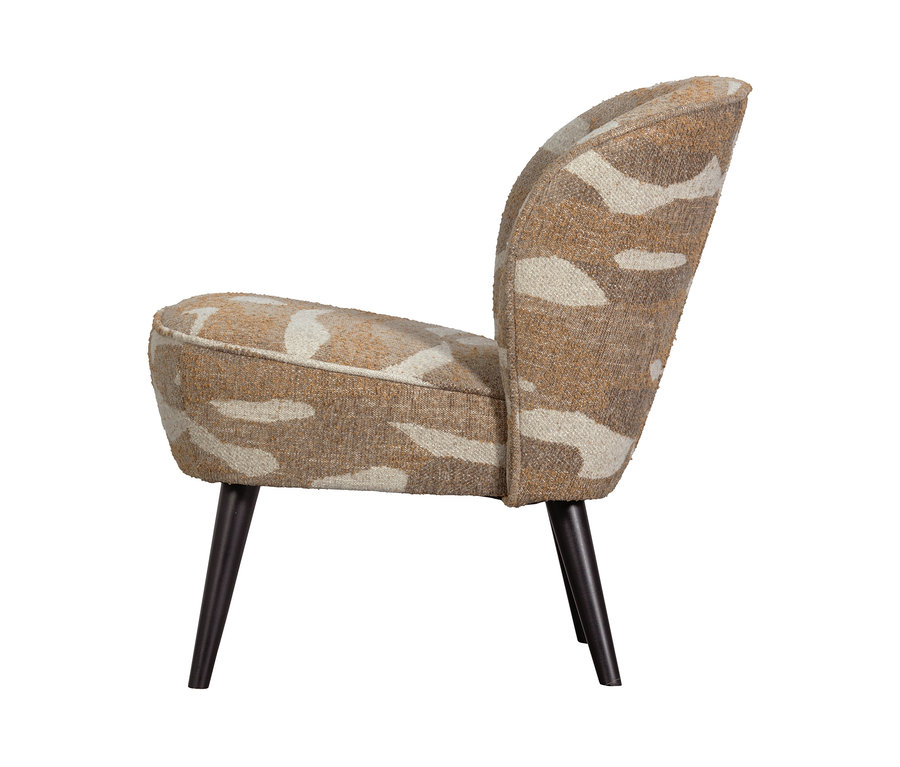 Seitenansicht des Woood Sessel »Sara« naturel melange mit braun-beigem Muster und dunklen Holzbeinen auf weißem Hintergrund.
