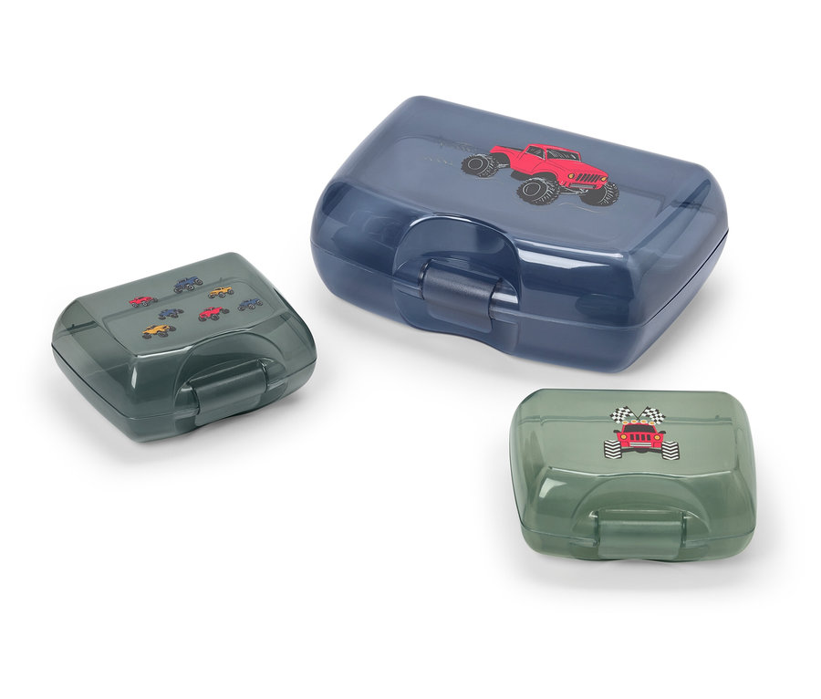 Drei Brotdosen mit Automotiven auf weißem Hintergrund.