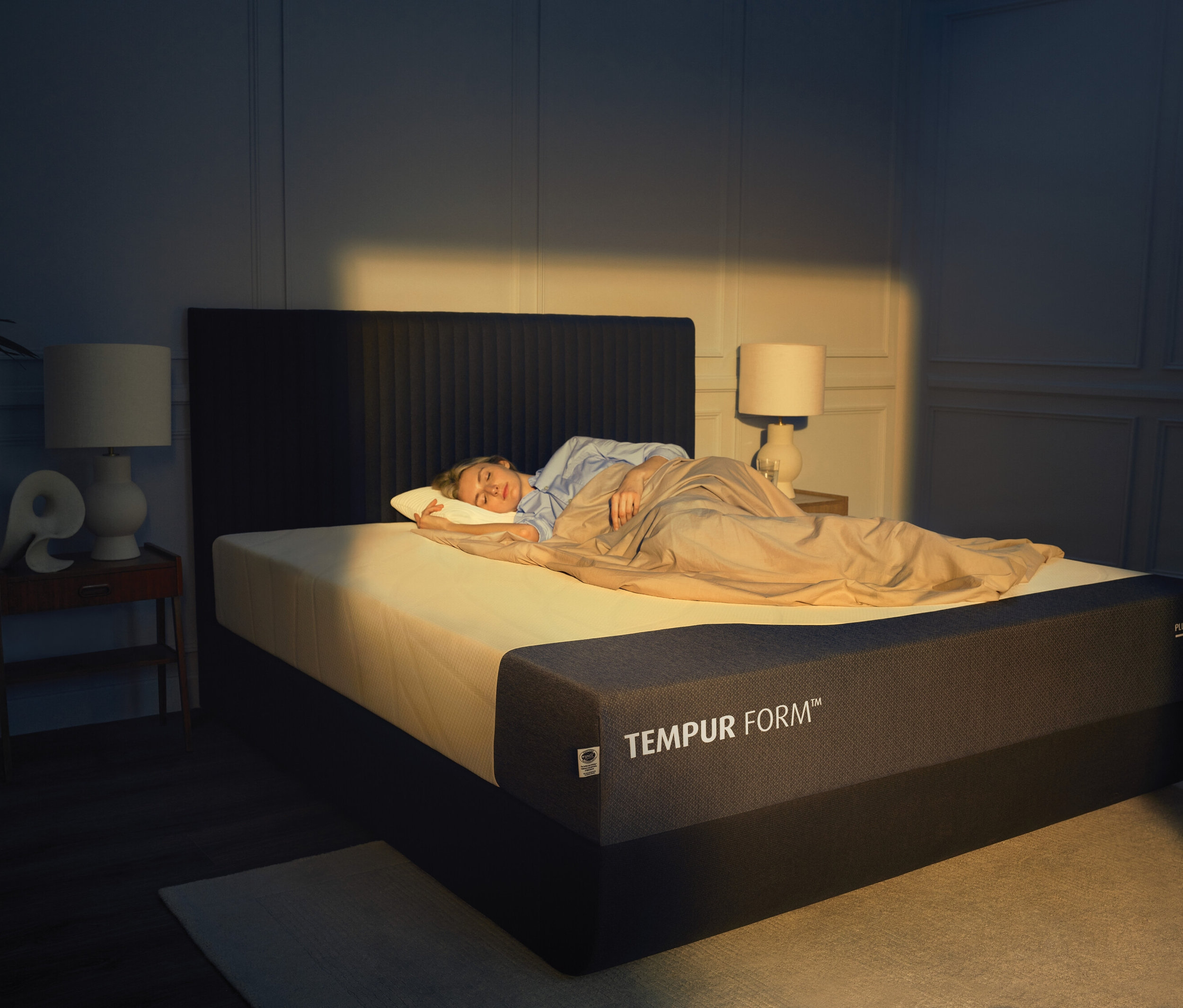 Frau schläft auf TEMPUR Form™ Plus Matratze.