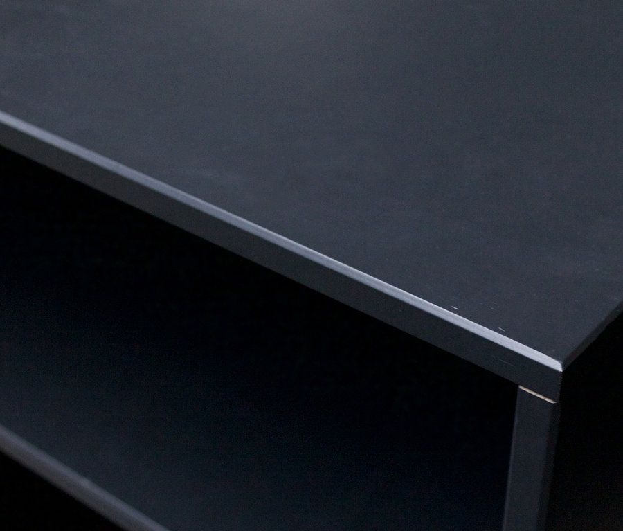 Detailansicht der Oberseite des Woood Schrank »James« in Schwarz-Walnuss.