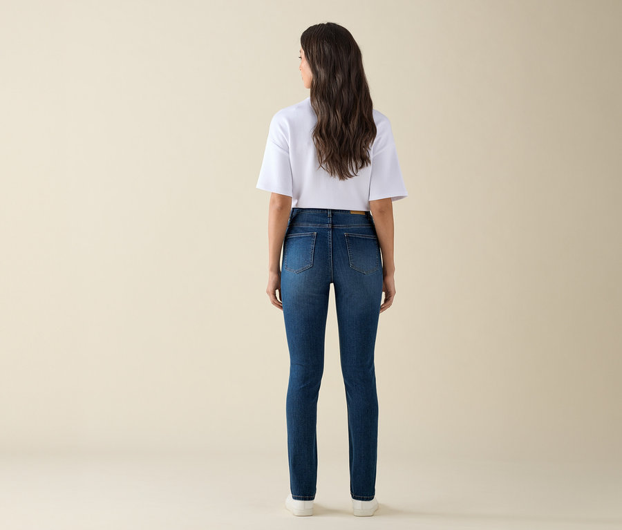 Frau von hinten stehend mit Slim-Jeans – Fit »Emma« in Mid Blue Denim und weißem T-Shirt.