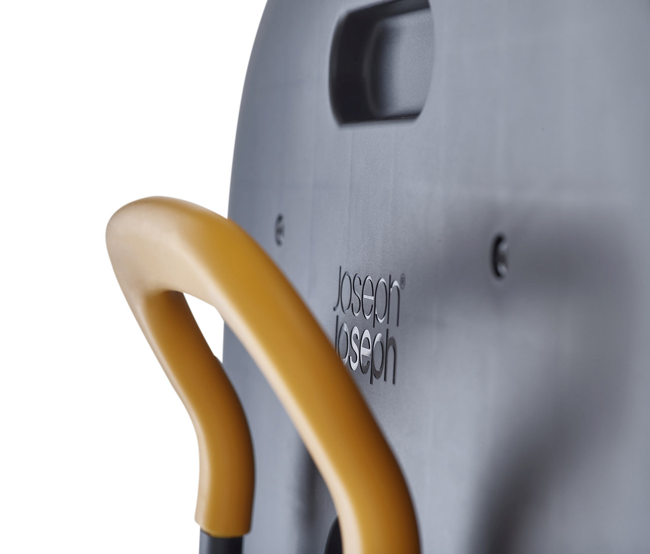 Detailansicht eines grauen Joseph Joseph Bügelbretts »Compact Plus« mit braunem Griff.
