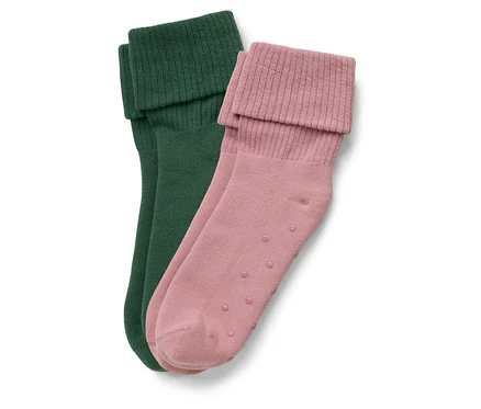Zwei Paar Socken: ein Paar dunkelgrün, ein Paar rosa.