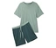 Ein hellgrünes T-Shirt und dunkelblaue Shorts mit Kordelzug liegen auf einem weißen Hintergrund.
