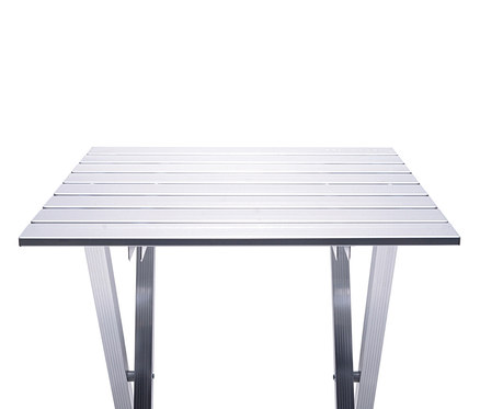 Nahaufnahme eines Camping-Alu-Tisches auf weißem Hintergrund.