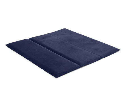 Dunkelblaue Faltmatte auf weißem Hintergrund.