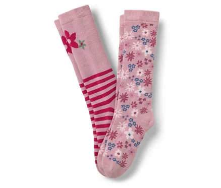 Zwei rosa Kniestrümpfe, eine mit roten Streifen und einer Blume, die andere mit einem Blumenmuster.