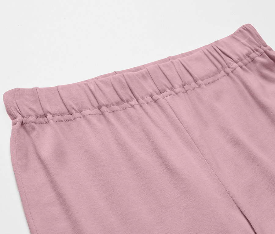 Detailansicht von 2 Kinder-Pyjamas mit elastischem Bund.