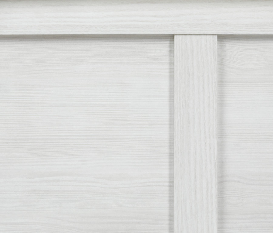 Detailansicht eines weißen Bettes mit gepolstertem Kopfteil und Holzstruktur.