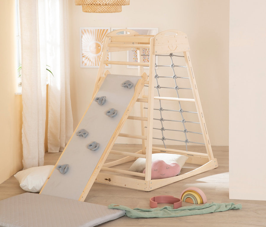 Holz-Klettergerüst mit roba Rutschbrett, Matte und Kissen im Kinderzimmer.