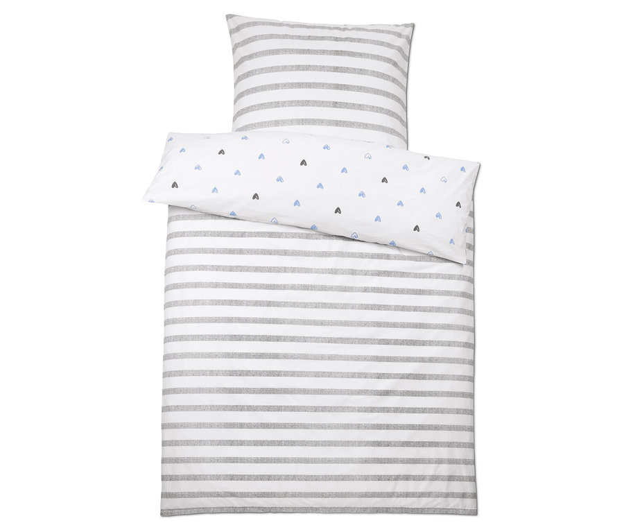Bettwäsche mit grauen Streifen und Kissen mit blauen und grauen Herzen.