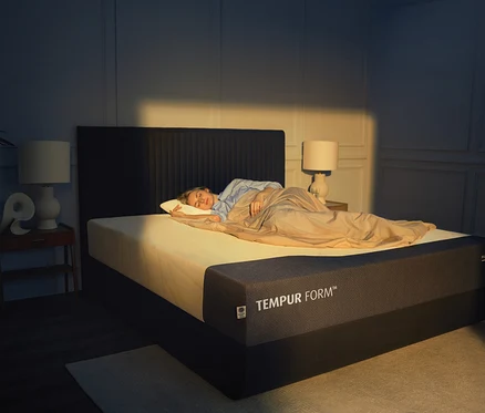 Frau schläft auf TEMPUR Form™ Plus Matratze, medium.