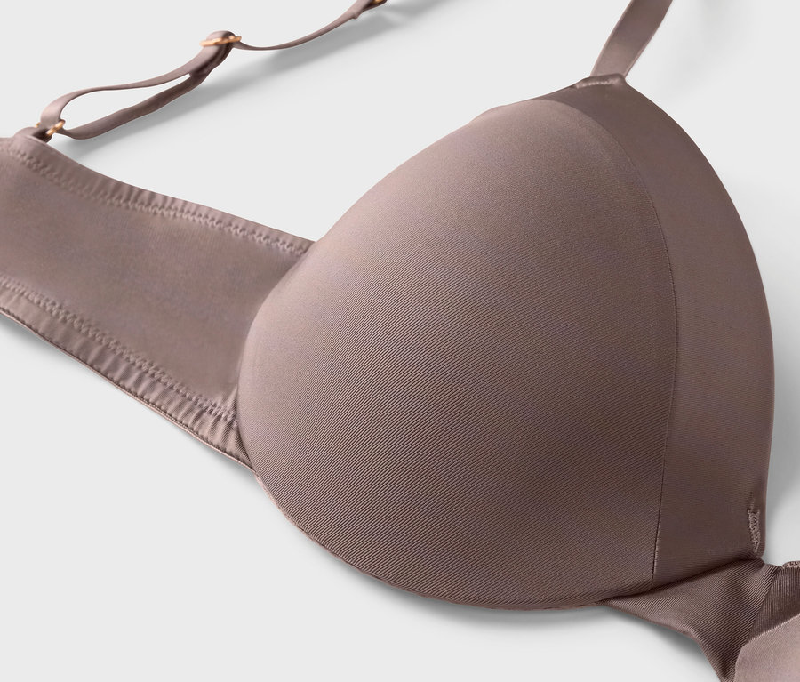Detailaufnahme eines beigen BHs mit verstellbaren Trägern.