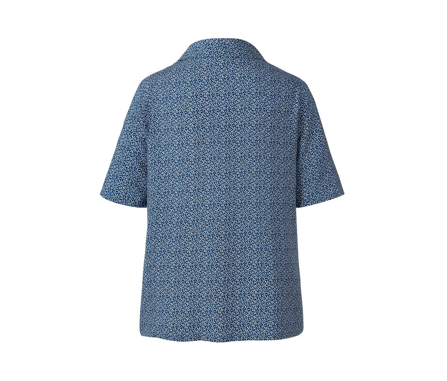 Blauer 3/4-Pyjama mit Muster.