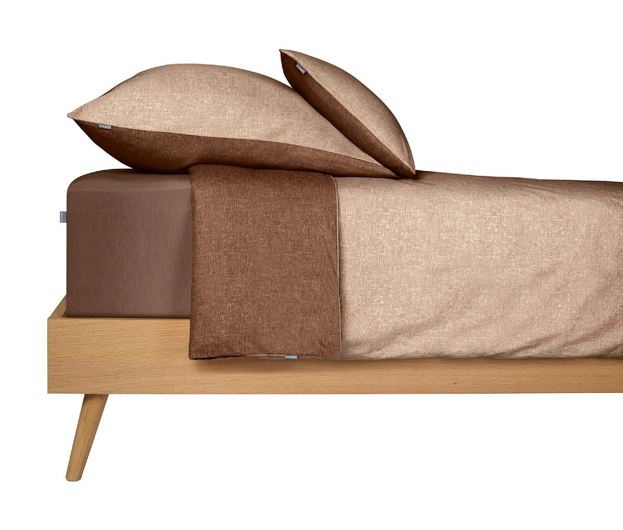 Braune und beige Bettwäsche auf einem Bett mit Holzrahmen.