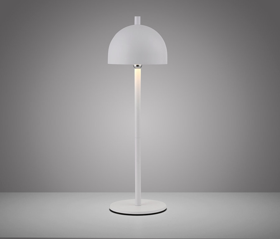 Eine weiße Lampe steht auf einer weißen Oberfläche vor einem grauen Hintergrund.