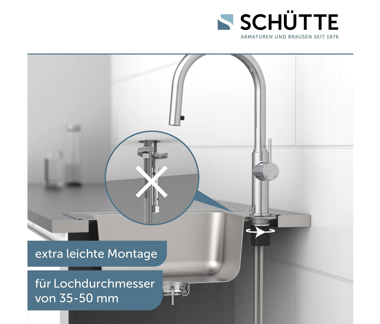 Detail einer verchromten Wasserhahnarmatur an einem Edelstahlwaschbecken mit hervorgehobener Befestigung.