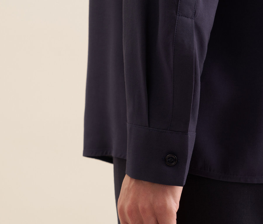 Detailansicht einer Hand und dem Ärmel einer Seidensticker Tunika aus Viskose.