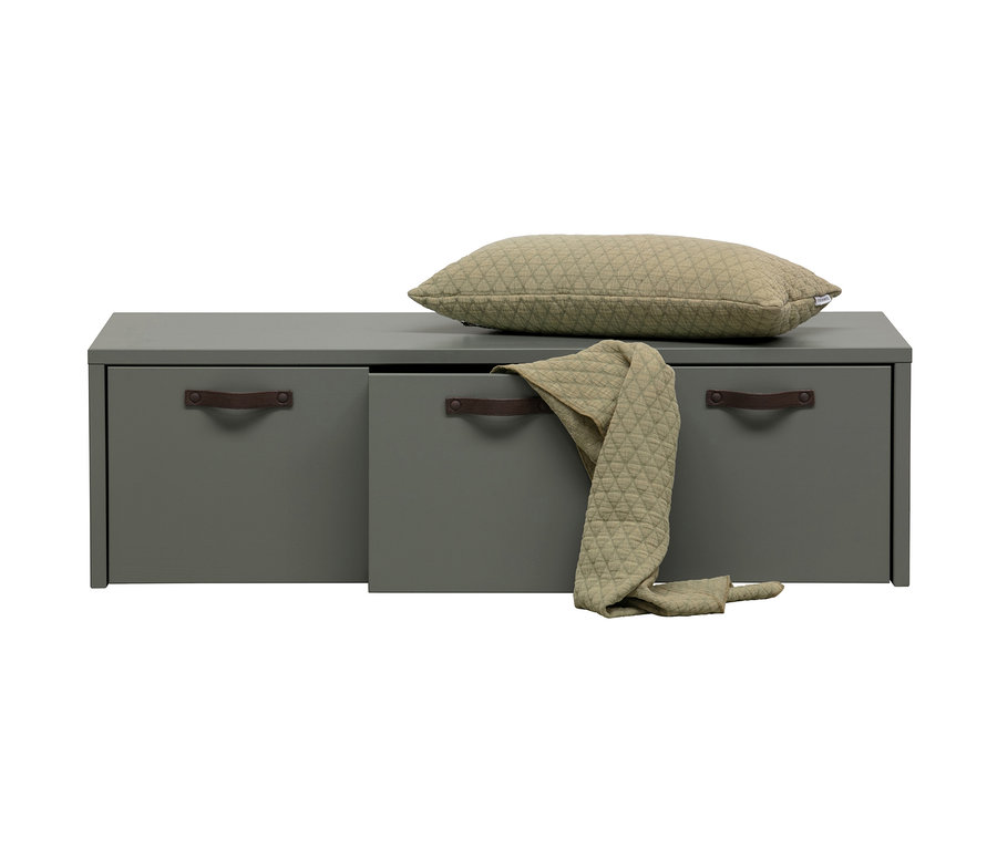 Graue Bank mit Kissen und Überwurf.